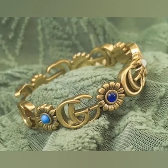 Auth. Gucci GG Marmont flower cuff bracelet in aged gold-tone metal - Picture 2 of 16